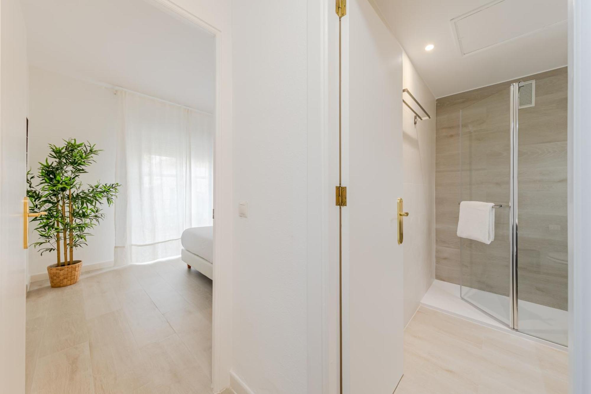 Isg Apartments Becquer Free Parking Inside The Building Seville Exterior photo